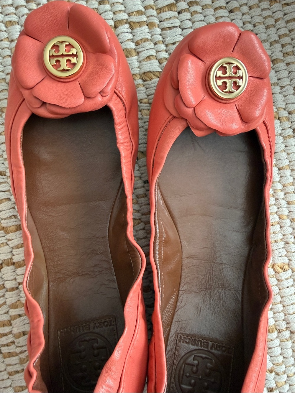 Tory Burch Coral Leather Rosette Flats with Gold Logo - Picture 3 of 7